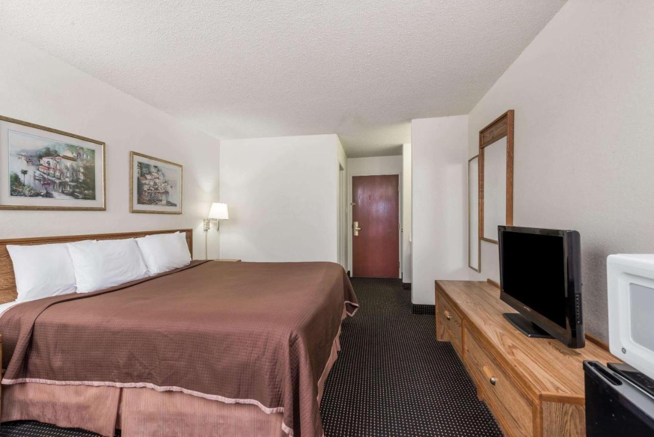 Howard Johnson By Wyndham Iowa La Zewnętrze zdjęcie